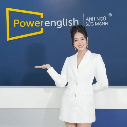 Á Hậu Khánh Linh chụp ảnh kỷ niệm tại văn phòng Power English